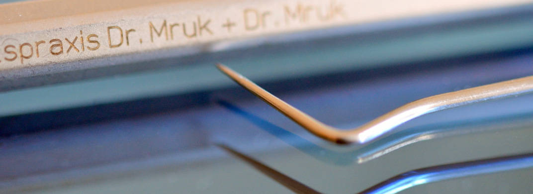 Detailansicht Sonde und Spiegel Zahnarzt Dr. Mruk